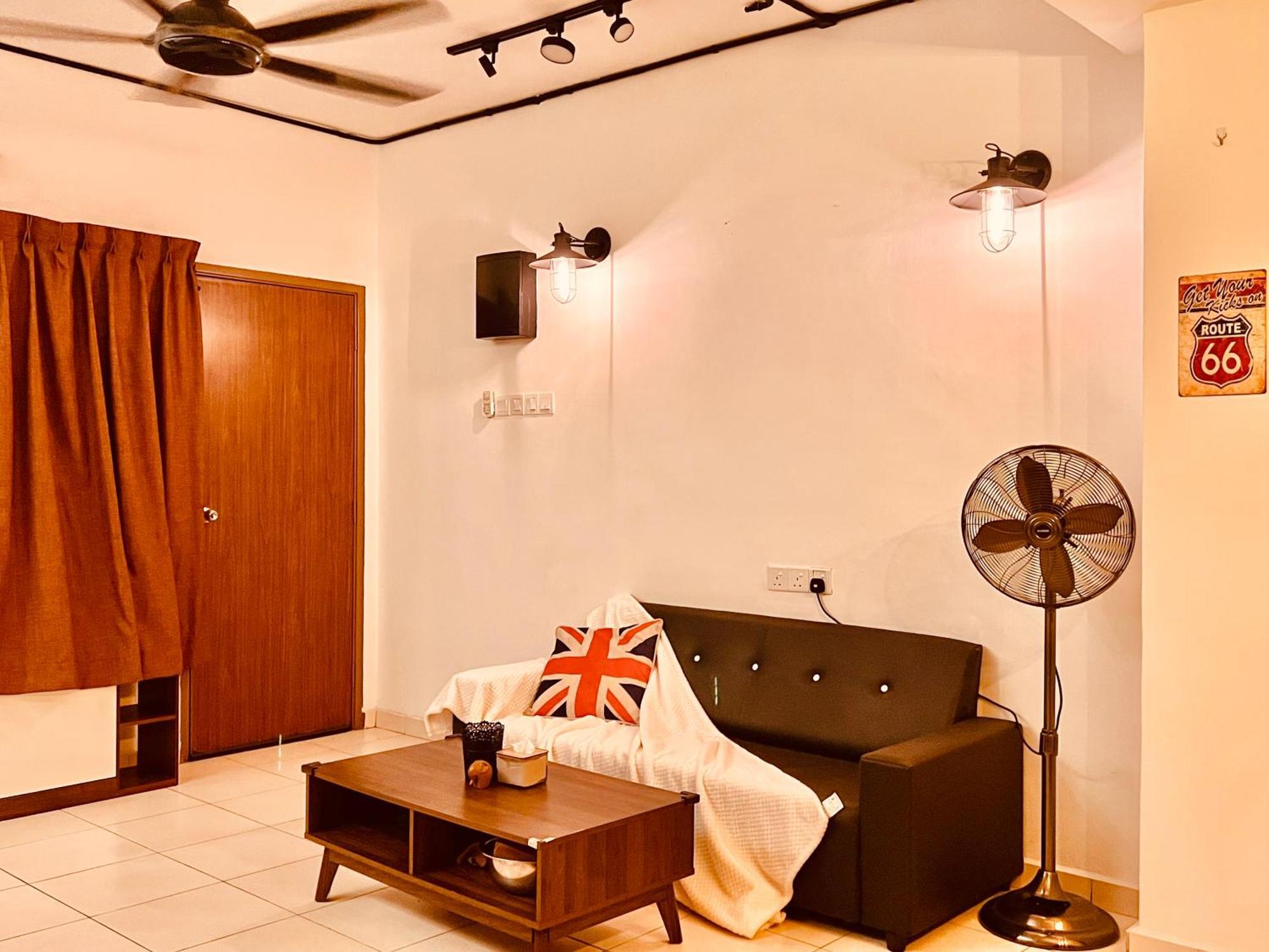 Holiday home Hey 90's ~ Netflix/youtube/games Kluang